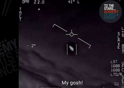 أجسام غريبة تربك 3 طيارين أمريكيين