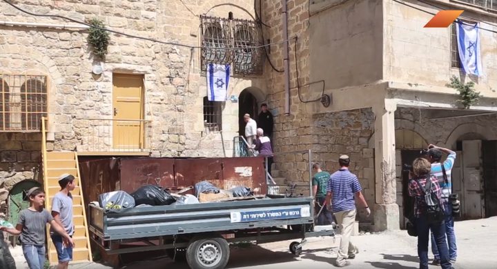 مستوطنون يستولون على منزل عائلة الزعتري في الخليل (فيديو)