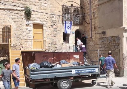 مستوطنون يستولون على منزل عائلة الزعتري في الخليل (فيديو)