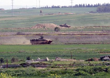 الاحتلال يستهدف مناطق شرق حي الزيتون بالرصاص الحي ويزعم حرق الية عسكرية