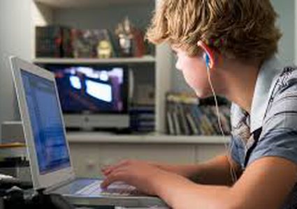 ايجابيات وسلبيات تعلق المراهقين بهواتفهم!