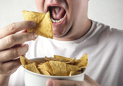 لمن لا يتحمل أصوات المضغ والنقر يجب القاء الللوم على الدماغ!