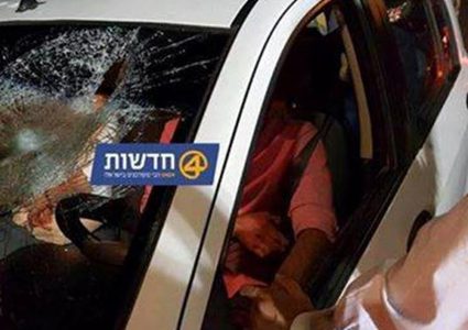 الإحتلال يزعُم أن حافلة مستوطنين تضرَّرت بسبب رشقها بالحجارة شمال الخليل