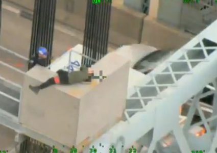 ثوان حاسمة تفصل رجل عن الموت