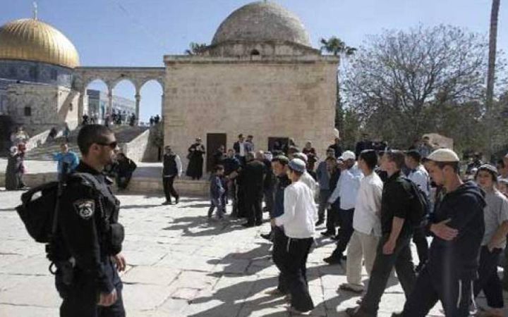 المفتي: استفزازات المستوطنين في "الأقصى" تنذر بحرب دينية