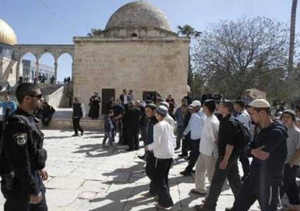 المفتي: استفزازات المستوطنين في "الأقصى" تنذر بحرب دينية