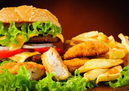 تعرف على خطورة تناول الطعام خارج المنزل