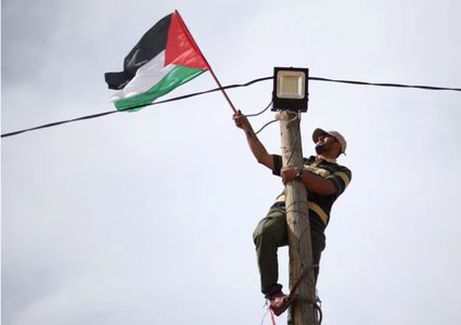 شابان من غزة يجتازان السياج الأمني ويضرمان النار بآلية إسرائيلية