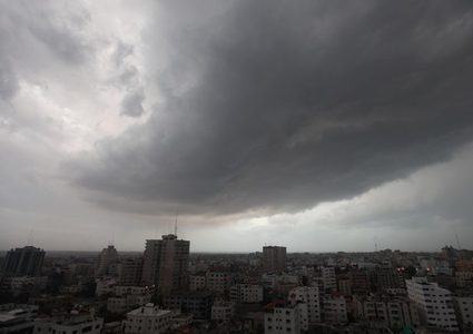 الطقس: أجواء شتوية باردة وأمطار متوقعة ورياح نشطة