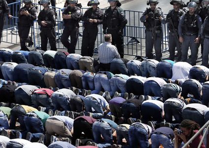 عشرات الآلاف يتوجّهون للصّلاة في الأقصى