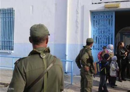 لص يسرق معلمة أمام طلابها!