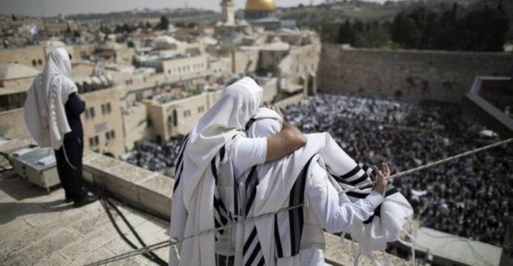 مستوطنان يحاولان تهريب "قرابين الفصح" إلى داخل الأقصى
