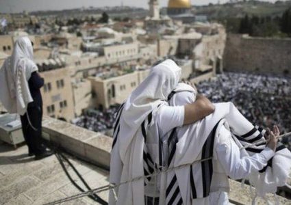 مستوطنان يحاولان تهريب "قرابين الفصح" إلى داخل الأقصى