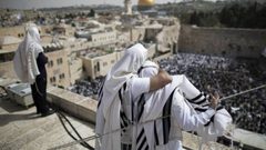 مستوطنان يحاولان تهريب "قرابين الفصح" إلى داخل الأقصى