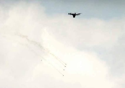 الاحتلال يستعين بطائرات لإطلاق الغاز على المشاركين بمسيرات العودة (صور)