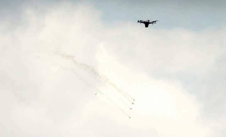 الاحتلال يستعين بطائرات لإطلاق الغاز على المشاركين بمسيرات العودة (صور)