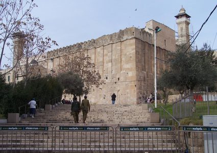 قوّات الاحتلال تعتقل مواطِنَين في محيط الحرم الإبراهيمي