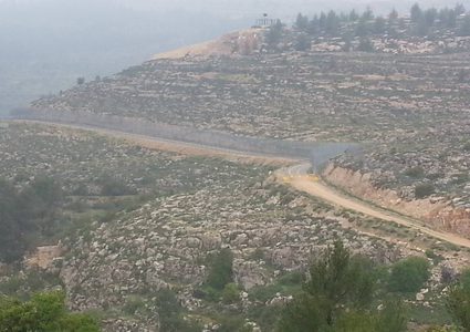 مواطنون يزرعونَ أشجار الزيتون في منطقة الرويسات المهدّدة بالمصادرة