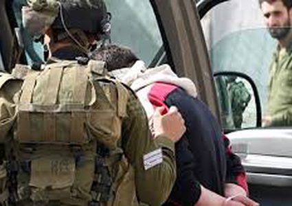 عناصر الاحتلال يعتقلون مواطنًا بعد الاعتداء عليه بالضرب في قرية ام الخير جنوب الخليل