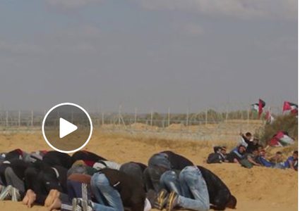 شاهد بالفيديو: لحظة قنص الاحتلال لشاب أثناء تأدية الصلاة