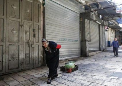 بالصور: إضراب شامل يعم المدن الفلسطينية حداداً على أرواح شهداء مسيرة العودة