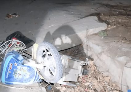 سائق يصدم عائلة ويهرب.. قبل اكتشاف "مصادفة مروعة"