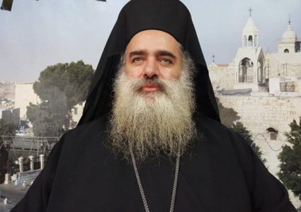 المطران حنا: الذين يستهدفون الأقصى هم ذاتهم الذين يستهدفون أوقافنا المسيحية