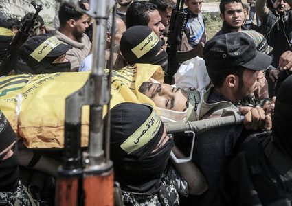 بالصور: جماهير غزة تشيع شهداء "يوم الارض"