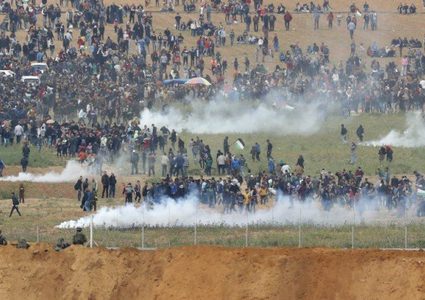 مركزان حقوقيان: الاحتلال يمنع إنقاذ جرحى وانتشال شهداء بالمنطقة العازلة شرق غزة