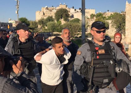 الاحتلال يقمع وقفة تضامنية مع غزة في "باب العامود" ويعتقل شابا