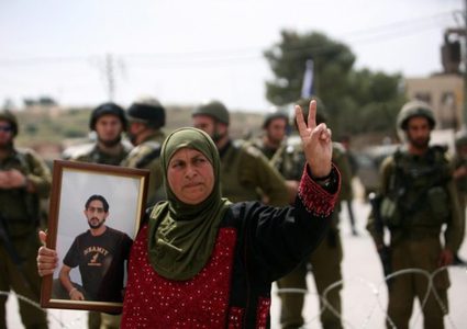 7 أسرى يخوضون معركة الأمعاء الخاوية