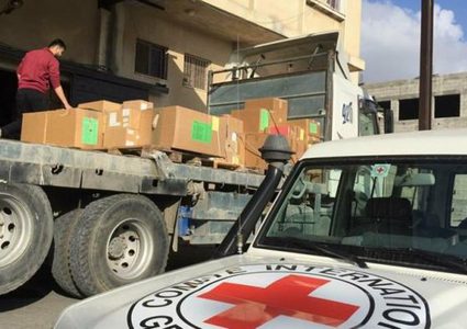 الصليب الأحمر يواصل تقديم مساعدات طبية عاجلة في غزة