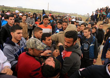 إصابة 11 شاباً خلال مواجهات مع الاحتلال على حدود غزة (محدث)