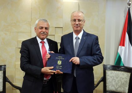 الحمد الله يَتَسلّم التّقرير السّنوي لهيئة تَسوية الأراضي والمياه