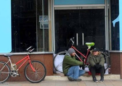 من وإلى الشارع.. قصة حب "قاسية" لزوجين متشردين