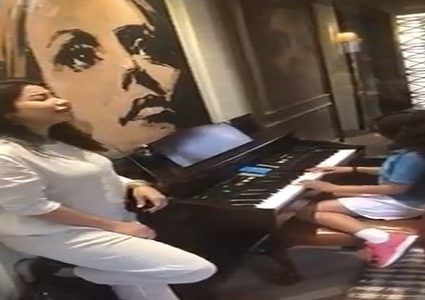 في عيد الأم.. ابنة شيرين تعزف لها أغنية "مشاعر" على البيانو (فيديو)