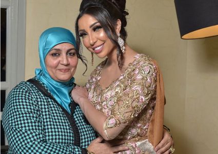 دنيا بطمة تهدي والدتها مجوهرات باهظة