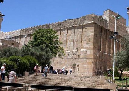 الاحتلال يمنع رفع الأذان 52 وقتاً في المسجد الإبراهيمي الشهر الماضي