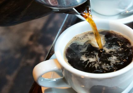 قاض أمريكي : يجب وضع تحذيرات على علب القهوة بأنها مسببة للسرطان