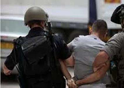 قوات الاحتلال تعتقل شابا غرب جنين
