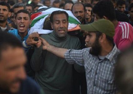 المئات يشيعون جثمان الشهيد "الرقب" في خانيونس