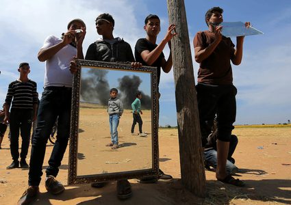 "المهرج" يتحدى القناصة الإسرائيلية بـ"البسمة" على حدود غزة