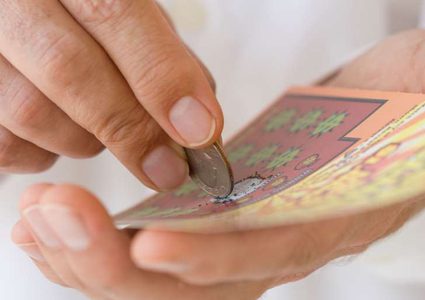 مراهقة تفوز بالجائزة الكبرى في أول محاولة لشراء ورقة يانصيب