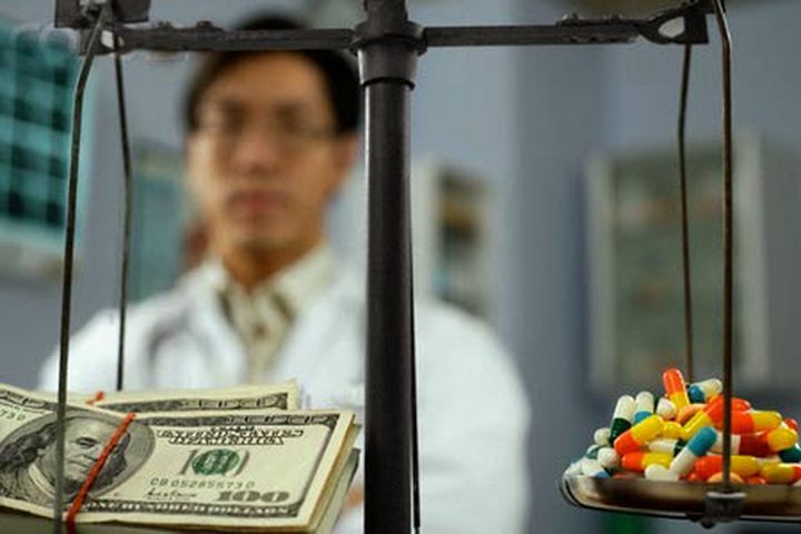 ترويج الأطباء لمنتجات شركات الأدوية والمريض يدفع الثمن