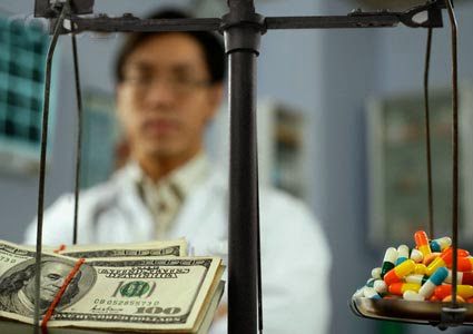 ترويج الأطباء لمنتجات شركات الأدوية والمريض يدفع الثمن