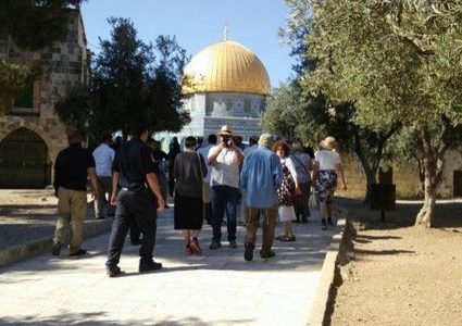 عشرات المستوطنين يقتحمون المسجد الأقصى بحراسة أمنية مشددة