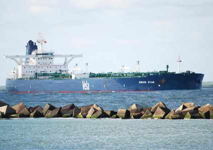 إصابة ناقلة نفط سعودية في هجوم للحوثيين قبالة ساحل اليمن