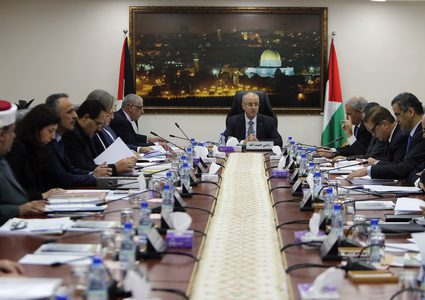 مجلس الوزراء يطالب بفتح تحقيق دولي ويؤكد على طلب الرئيس بتوفير الحماية لشعبنا