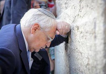 الإعلام: مشاركة فريدمان في طقوس تلمودية عند البراق اعتداء على مقدساتنا