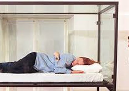 اسبانية تعيش في صندوق زجاجي بسبب مرض نادر!